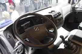 奔驰Atego&nbsp;油罐车驾驶室图片