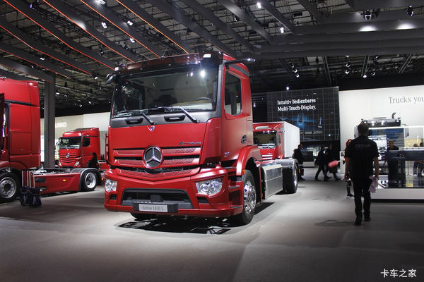 奔驰 新Actros 300马力 4X2载货车底盘(型号1830L NGT)