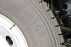 解放 麟VH中卡 160马力 4X2 5.4米排半仓栅式载货车(CA5165CCYP40K2L3E5A85)