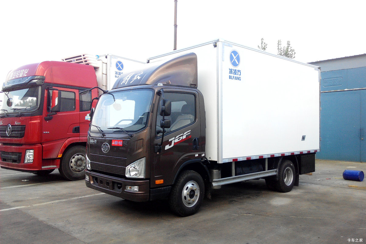 解放 J6F 130马力 4X2 4.13米冷藏车(冰凌方)