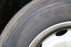 一汽解放 J6L重卡 320马力 6X2 中置轴轿运车(宏昌天马)(HCL5190TCLCAN48J5)