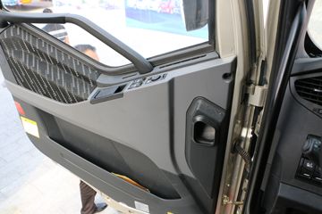 һ����� ��J6P�ؿ� ��ҫ�� 550���� 6X4ǣ����(CA4250P66K24T1A4E5)ͼƬ