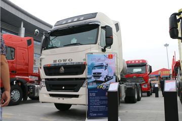 中国重汽 HOWO T7H重卡 430马力 6X4 LNG牵引车(B版)(ZZ4257V384HE1LB)