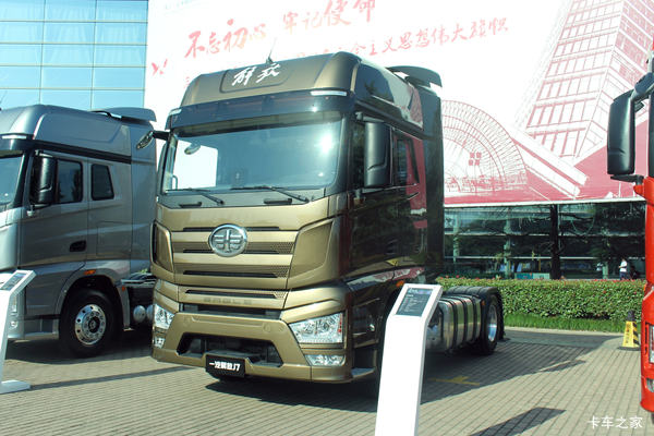 一汽解放 J7重卡 豪华型 550马力 4X2 AMT自动挡牵引车(CA4180P77K25E5)