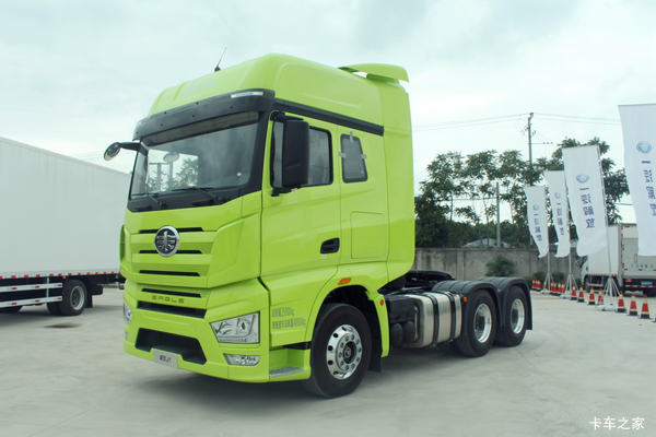 一汽解放 J7重卡 500马力 6X4牵引车(嫩芽绿)