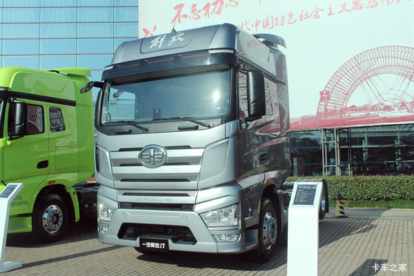 一汽解放 J7重卡 豪华型 550马力 6X2R AMT自动挡牵引车