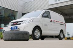 五菱 荣光V 112马力 汽油 1.5L封闭式货车