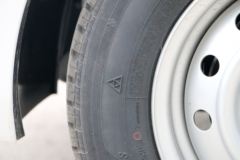 五菱 荣光V 112马力 汽油 1.5L封闭式货车