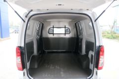 五菱 荣光V 112马力 汽油 1.5L封闭式货车