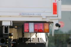 江铃 顺达宽体 普通版 116马力 3.7米排半栏板轻卡(JX1042TPG25)