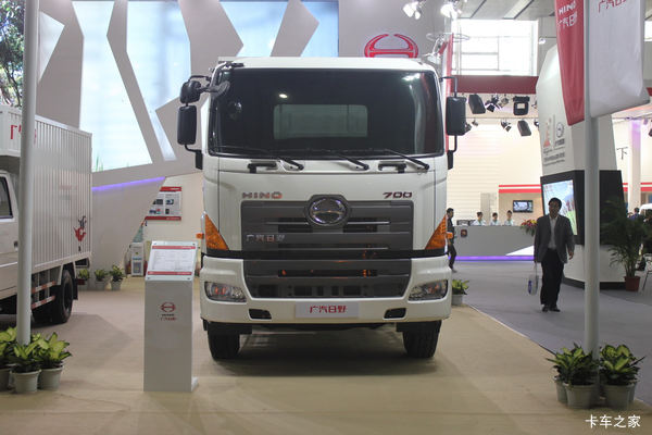 广汽日野 700系列重卡 265马力 4X2 9.72米厢式载货车底盘(平顶)(YC1180FH8JW5)