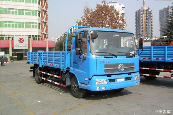 东风商用车 天锦中卡 160马力 4X2 6.75米排半栏板载货车