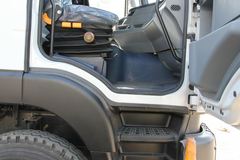 上汽红岩 杰狮 336马力 8X4 混凝土搅拌车(CQ5314GJBHTG336)