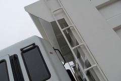 华菱重卡 336马力 6X4 5.6米自卸车(HN3252P34C9M3)