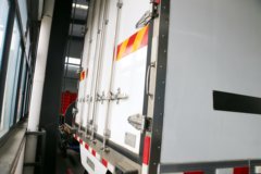 一汽凌河 180马力 7.8米排半冷藏车(CAL5181XLCE5)