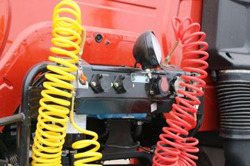 һ����� J6M�ؿ� 350���� 4X2ǣ����(�߶�)(CA4180P63K2AE5)ͼƬ