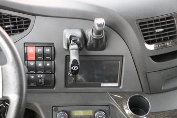 һ����� J6P�ؿ� �±����� 460���� 6X4ǣ����(CA4250P66K24T1A1E5)ͼƬ