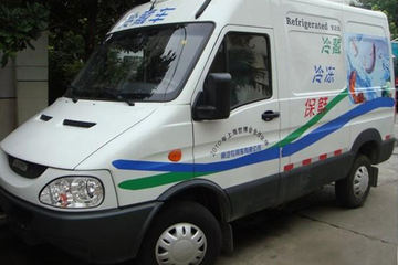 南京依维柯 125马力 4X2 冷藏车(飞球牌)(ZJL5045XLCA)