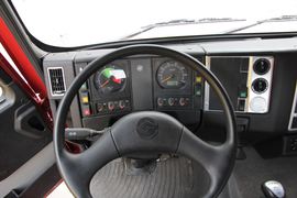 远威&nbsp;牵引车驾驶室                                               图片