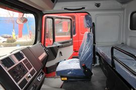 远威&nbsp;牵引车驾驶室                                               图片