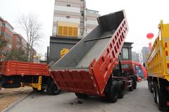 江铃重汽 远威重卡 260马力 8X4 7.6米自卸车(SXQ3310G5D2)