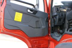 青岛解放 悍V重卡 240马力 6X2 7.7米仓栅式载货车(CA5250CCYP1K2L5T3E5A80-1)