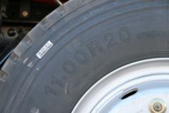 青岛解放 悍V重卡 240马力 6X2 7.7米仓栅式载货车(CA5250CCYP1K2L5T3E5A80-1)