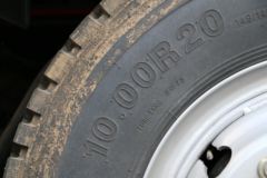 青岛解放 龙VH中卡 220马力 4X2 6.75米仓栅式载货车(CA5189CCYPK2L2E5A80)