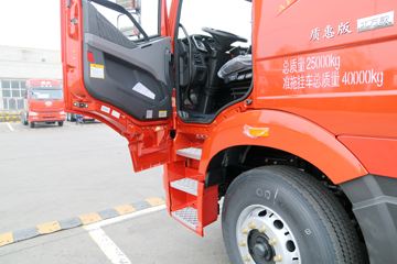 һ����� ��J6P�ؿ� �ʻݰ� �±����� 420���� 6X4ǣ����(CA4250P66K24T1A1E5)ͼƬ