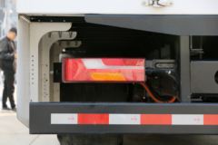 陕汽重卡 德龙L6000 4X2 厢式载货车