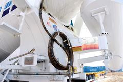 陕汽重卡 德龙F2000 336马力 6X4 混凝土搅拌车(SX5255GJBDR384)