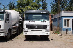 中国重汽 HOWO 336马力 6X4 混凝土搅拌车(亚特重工牌)(TZ5257GJBZ4N)