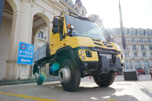 奔驰 乌尼莫克U423 百变金刚 231马力 4X4路轨两用车
