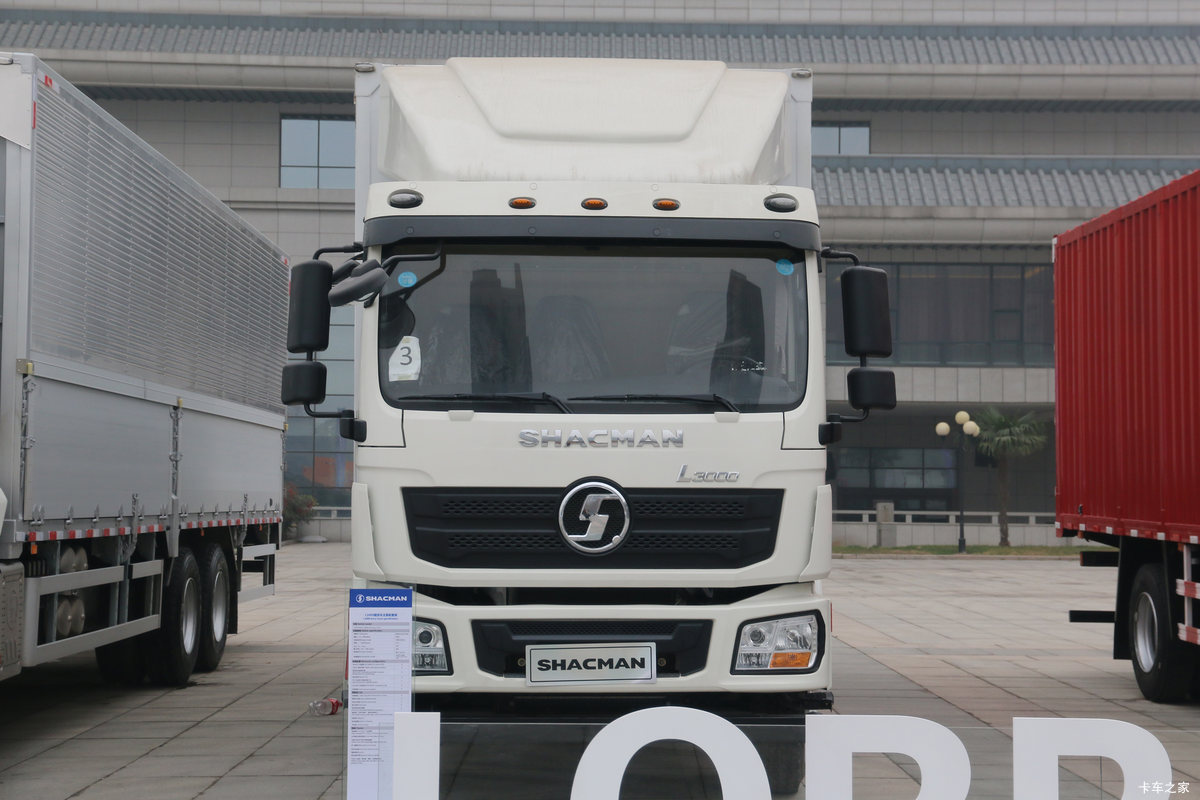 陕汽重卡 德龙L3000 轻量化版 200马力 4X2 6.75米翼开启厢式载货车