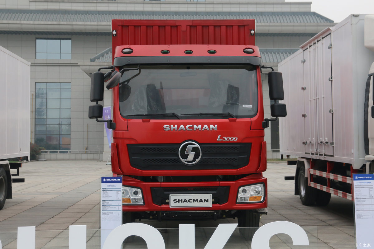 陕汽重卡 德龙L3000 旗舰版 200马力 4X2 6.75米排半厢式载货车