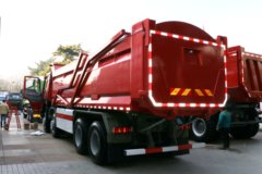中国重汽 HOWO重卡 440马力 8X4 7.6米自卸车(ZZ3317N3867E1)