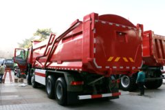 中国重汽 HOWO重卡 440马力 8X4 7.6米自卸车(ZZ3317N3867E1)