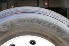 一汽解放 J7重卡 550马力 4X2 AMT自动挡牵引车(白色)(CA4180P77K25E5)