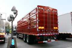 中国重汽 HOWO T7H重卡 440马力 8X4 9.5米排半仓栅式载货车(ZZ5317CCYV466HE1)