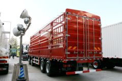 中国重汽 HOWO T7H重卡 440马力 8X4 9.5米排半仓栅式载货车(ZZ5317CCYV466HE1)