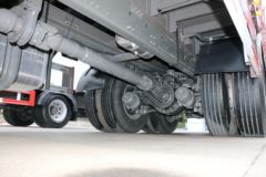 中国重汽 HOWO T7H重卡 440马力 8X4 9.5米排半仓栅式载货车(ZZ5317CCYV466HE1)