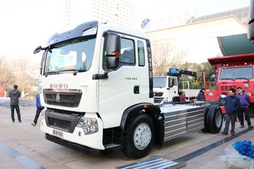 中国重汽 HOWO T5G 220 4X2纯电动环卫车底盘(ZZ1187K501GE1B1V)242kWh
