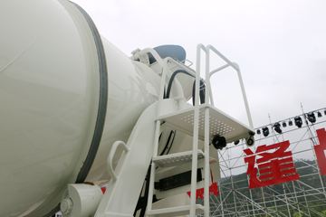 һ����� J6L �������� 320���� 8X4 ���������賵(CA5310GJBP62K2T4E5)ͼƬ