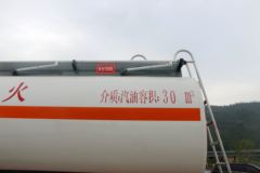 一汽解放 新J6P 山区款 390马力 8X4运油车(醒狮牌)