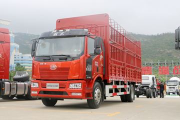 一汽解放 J6L中卡 2019款 质惠版 220马力 4X2 6.75米仓栅式载货车(国六)(CA5180CCYP62K1L4E6)
