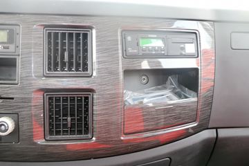 һ����� J6L�п� 2019�� �ʻݰ� 220���� 4X2 6.75�ײ�դʽ�ػ���(����)(CA5180CCYP62K1L4E6)ͼƬ