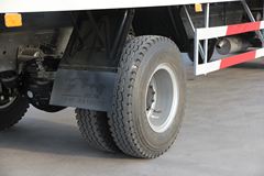 福田 欧曼ETX 5系重卡 185马力 6X2 8.6米厢式载货车(平顶驾驶室)(BJ5167VJCHH-S)