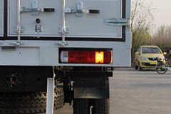 福田 欧曼ETX 5系重卡 185马力 6X2 8.6米厢式载货车(平顶驾驶室)(BJ5167VJCHH-S)