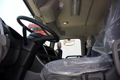东风日产柴 优迪狮重卡 390马力 6X4 牵引车(全浮高顶驾驶室)(DND4253GWB4BLHHLB)