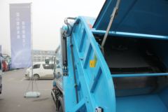 飞碟奥驰 A3 130马力 4X2 压缩式垃圾车(FD5081ZYSW17K5)